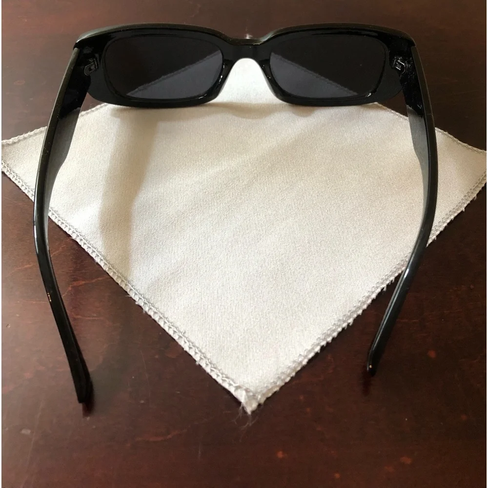 Like-new Sunglasses in Black - Picture 6 of 6